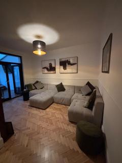 Beautiful large family home - Cardiff - 0