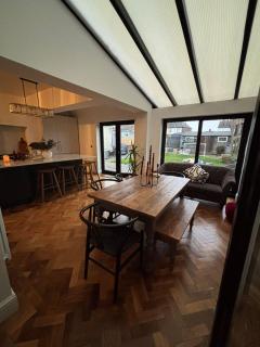 Beautiful large family home 5 bedrooms,3 bathrooms - Cardiff - 3