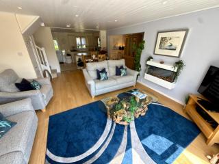 Luxury Kingfisher Lodge, Isis Lake, within the Cotswold Waterpark - Cirencester - 4