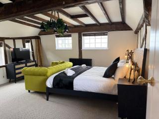 Fun city stay with hot tub, ping pong, pool table and soft play - - 1