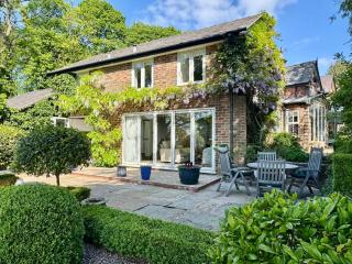 2-Bed Cottage Garden Views near the Peak District - Macclesfield - 0