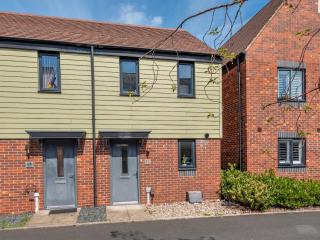 Pass the Keys Modern Bright Home Bunk Beds GardenParking - Telford - 0