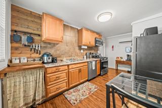 Cedar Blossom Bungalow is a cozy getaway with a 5 minute walk to downtown! - Hot Springs - 6