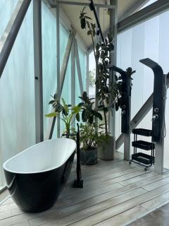 Hightech deluxe master suite and pool access - 4