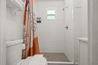 Cedar Blossom Bungalow is a cozy getaway with a 5 minute walk to downtown! - Hot Springs - 5