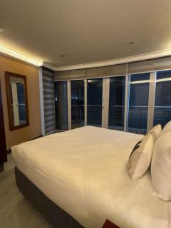 Accommodation Front - Phenomenal 6 Sleeper with Harbour Views - Durban - 4
