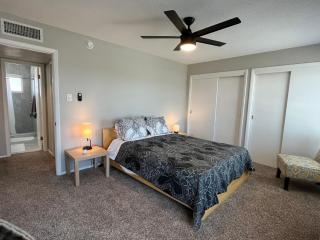 Cozy Townhome 5 Min to Airport - 8