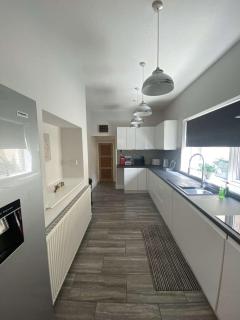 Modern 3-Bedroom Home - Sleeps 6 - 15 Mins to Town - Darlington - 1