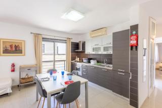 Sliema - Private Terrace, mins walk to Balluta Bay Beach by QuickTrips - Sliema - 7