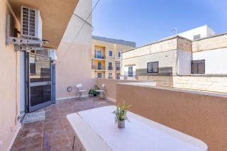 Sliema - Private Terrace, mins walk to Balluta Bay Beach by QuickTrips - Sliema - 9