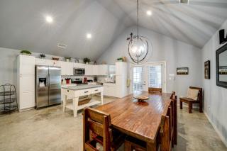 Modern Retreat with Gas Grill - Walk to Lake Texoma! - Kingston - 5