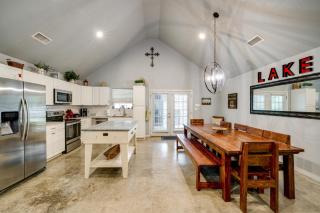 Modern Retreat with Gas Grill - Walk to Lake Texoma! - Kingston - 4