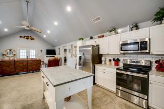 Modern Retreat with Gas Grill - Walk to Lake Texoma! - Kingston - 2