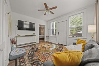 Cedar Blossom Bungalow is a cozy getaway with a 5 minute walk to downtown! - Hot Springs - 4