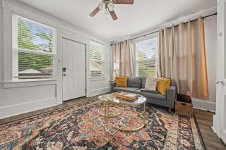 Cedar Blossom Bungalow is a cozy getaway with a 5 minute walk to downtown! - Hot Springs - 8