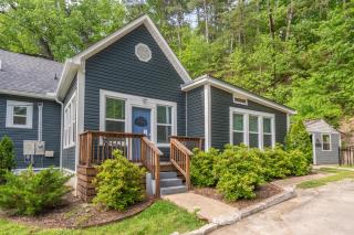 Cedar Blossom Bungalow is a cozy getaway with a 5 minute walk to downtown! - Hot Springs - 9