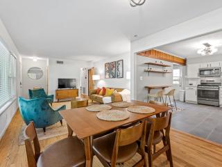 Charming Arboretum Getaway - Main House - Dallas - 3