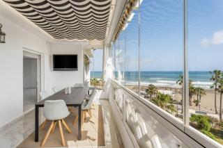 Beachside Getaway in Puerto Banús 3-Bedroom Apartment in Playa Rocío - 8