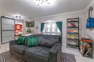 Pool Table, Arcade, Darts, 3 Car Garage, Sleeps 20 - Milwaukee - 8