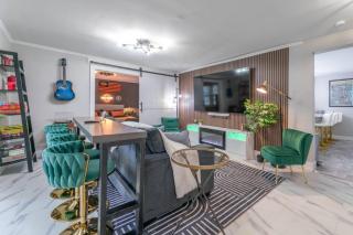 Pool Table, Arcade, Darts, 3 Car Garage, Sleeps 20 - 9