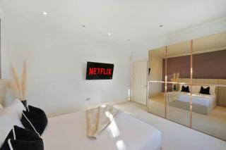 8 Bed Chigwell Mansion, Event Hall, Cinema and NightClub - Chigwell - 7