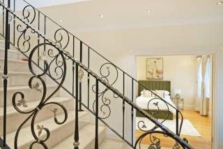 8 Bed Chigwell Mansion, Event Hall, Cinema and NightClub - Chigwell - 2