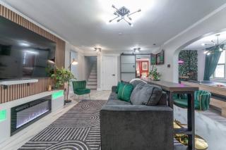 Pool Table, Arcade, Darts, 3 Car Garage, Sleeps 20 - 5