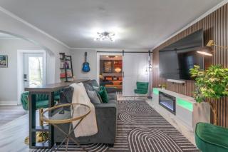 Pool Table, Arcade, Darts, 3 Car Garage, Sleeps 20 - Milwaukee - 4