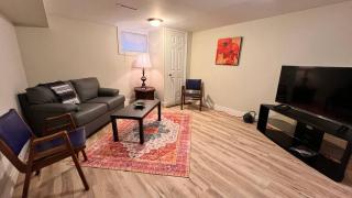 Downtown-Jackson Park private Budget Friendly Rooms - Windsor - 1