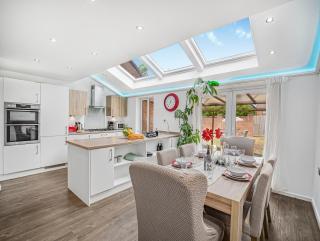 Chic Riverside Retreat Salford 4bd free parking - 2