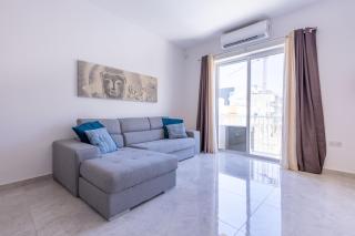 Seaside Serenity 5 - few mins walk to the beach by QuickTrips - Is-Sellum - 4