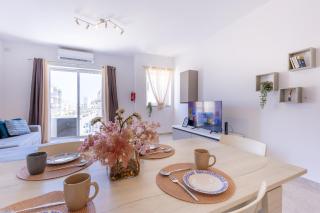 Seaside Serenity 5 - few mins walk to the beach by QuickTrips - Is-Sellum - 9