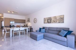 Seaside Serenity 5 - few mins walk to the beach by QuickTrips - Is-Sellum - 1