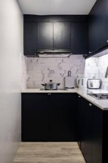 BGC Designer Pad Near Shops Dining Nightlife - Manila - 6
