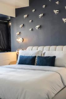 BGC Designer Pad Near Shops Dining Nightlife - Manila - 5