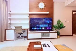 75 inch TV Sea View Balcony 12th Flr - Manama - 5