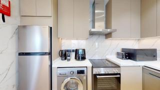 Stunning One Bedroom in the Marina - 2