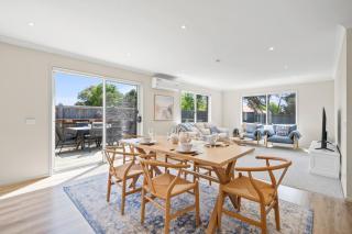 Sunny and roomy coastal getaway - 0