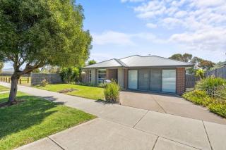 Sunny and roomy coastal getaway - 9