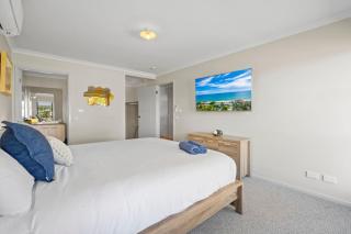 Sunny and roomy coastal getaway - 8