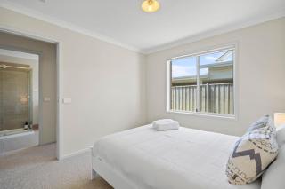 Sunny and roomy coastal getaway - 1