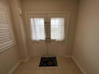 Four Bedroom Spacious House with Parking in Milton, Ontario - Milton - 6