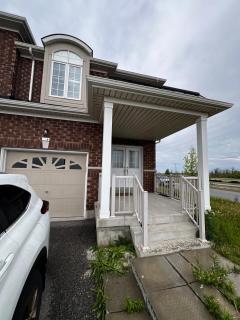 Four Bedroom Spacious House with Parking in Milton, Ontario - Milton - 4