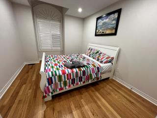 Four Bedroom Spacious House with Parking in Milton, Ontario - Milton - 2