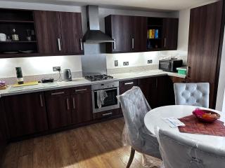 King Size Bedroom Bluewater Greenhithe - Stonewood - 4