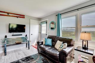 8 Mi to Jay Peak Resort Scenic Retreat with Deck - North Troy - 6