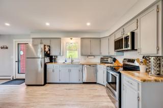 8 Mi to Jay Peak Resort Scenic Retreat with Deck - North Troy - 3