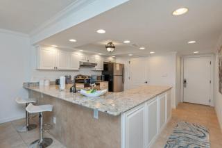 3102 - Stunning Shoreline Towers Vacation Condo - 1