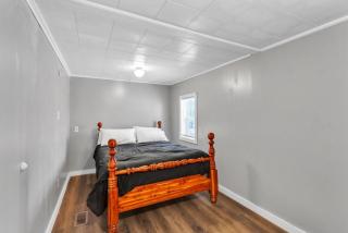 Spacious 5-bedroom House in Peaceful Area with Free WiFi - 4