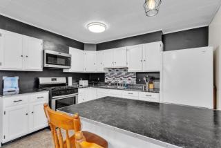 Spacious 5-bedroom House in Peaceful Area with Free WiFi - 3